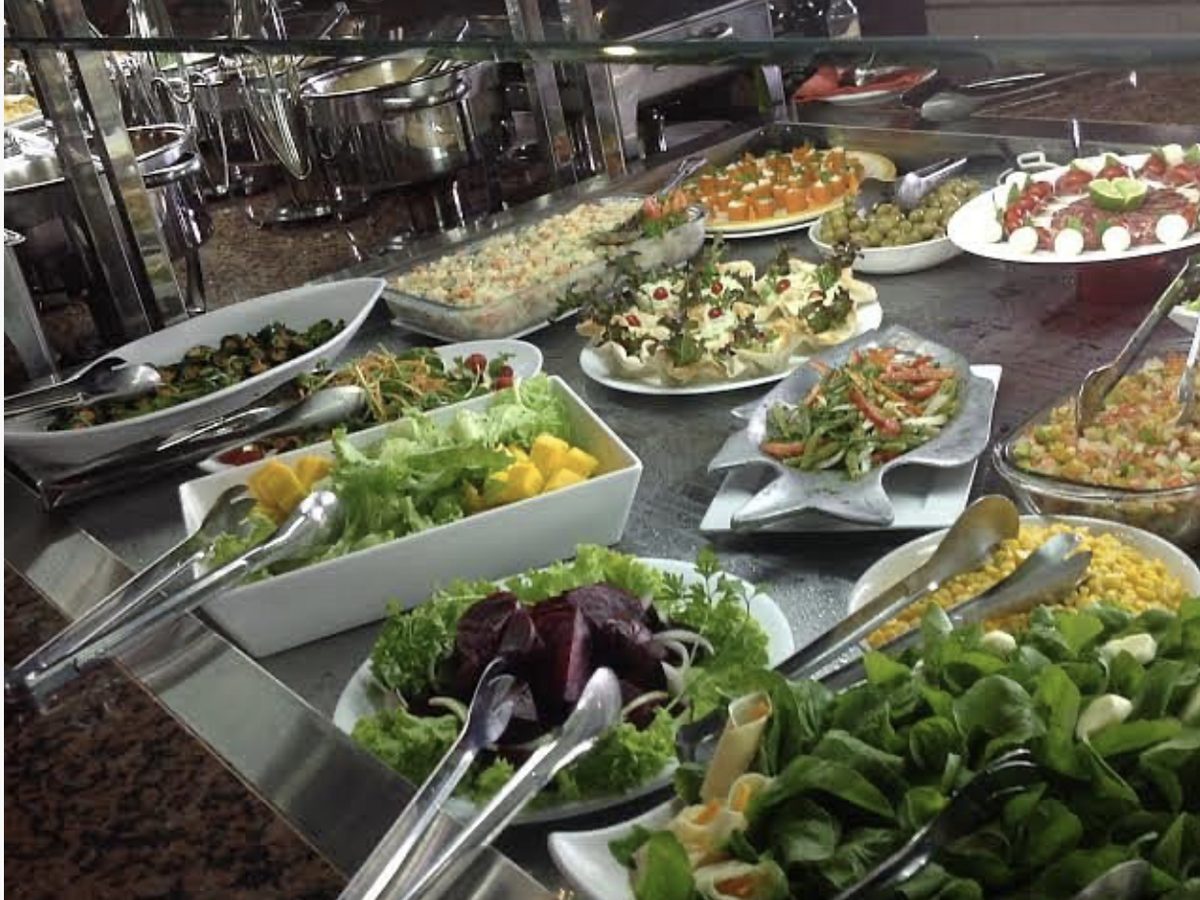 Mesa de saladas e entradas do buffet self-service da Varanda Verde